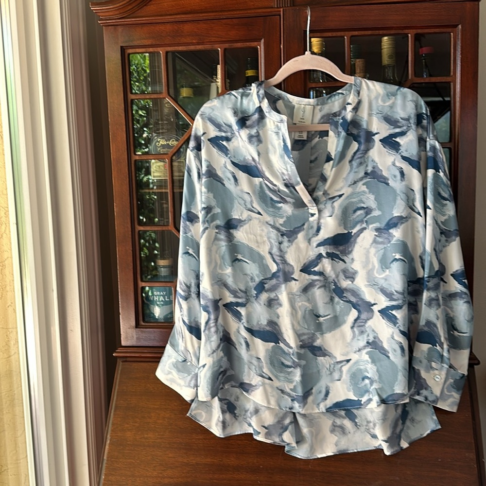 100% Silk beautiful blue and white blouse. Elegant flowing drape